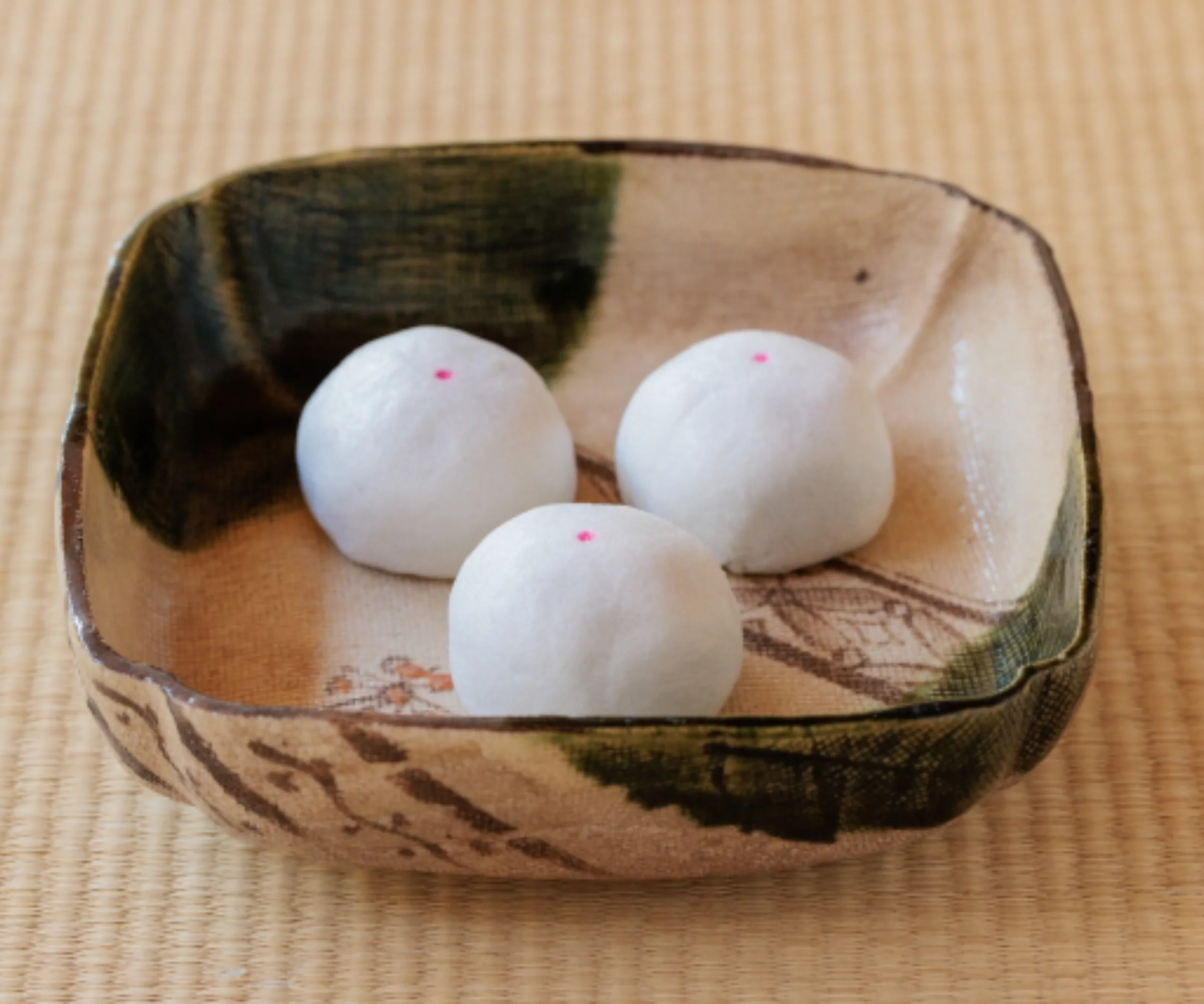織部焼の菓子器とまんじゅう